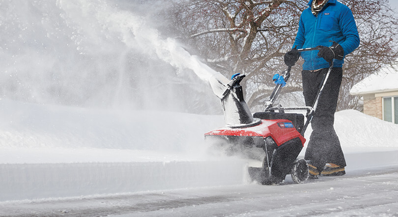 Fast Snow Removal of Your Car with a Leaf Blower 